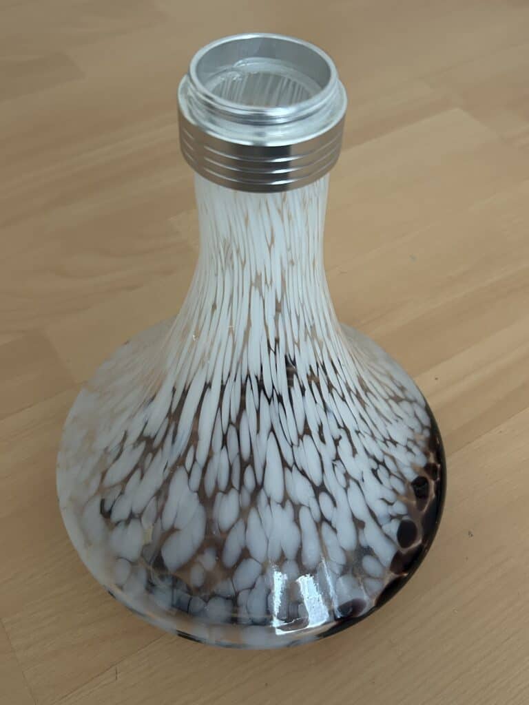 Bunte Glas-Shisha mit modernem Design, ideal für Shisha-Liebhaber.