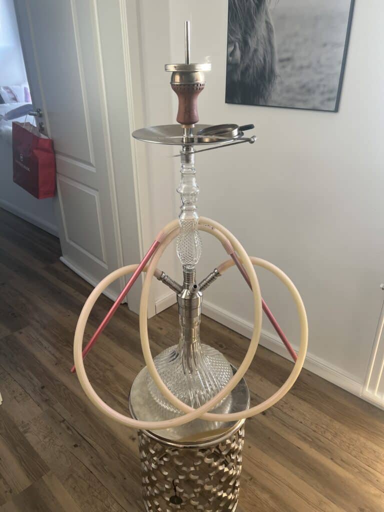Wasserpfeife mit Glas-Base, Schläuchen und Metallteilen, für Raucherlebnis.