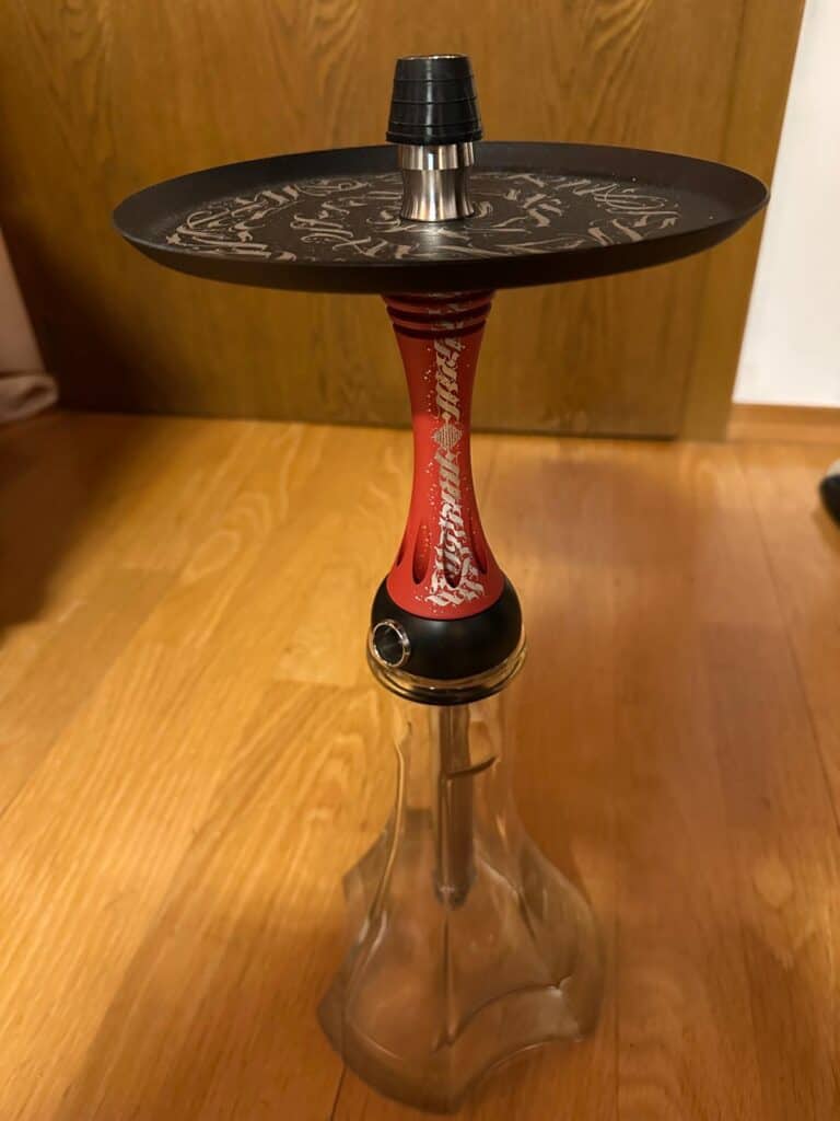 Raucherhaken mit Glasbasis, Tabakschale und dekorativem Design, ideal für Shisha-Liebhaber.