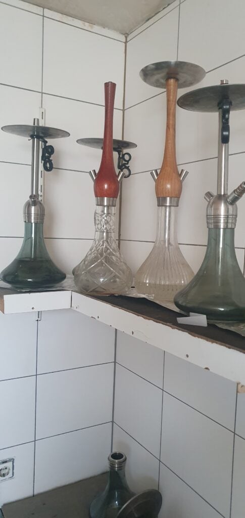 Verschiedene Shisha Köpfe in unterschiedlichen Farben und Materialien.
