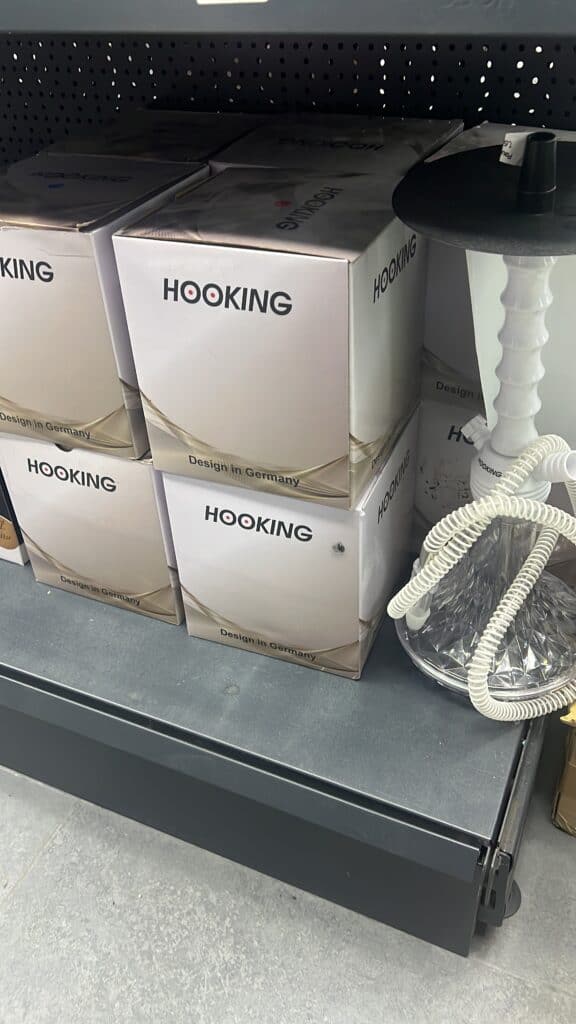 Verpackte Hookah-Shisha-Kits auf einem Regal, bereit zum Verkauf.
