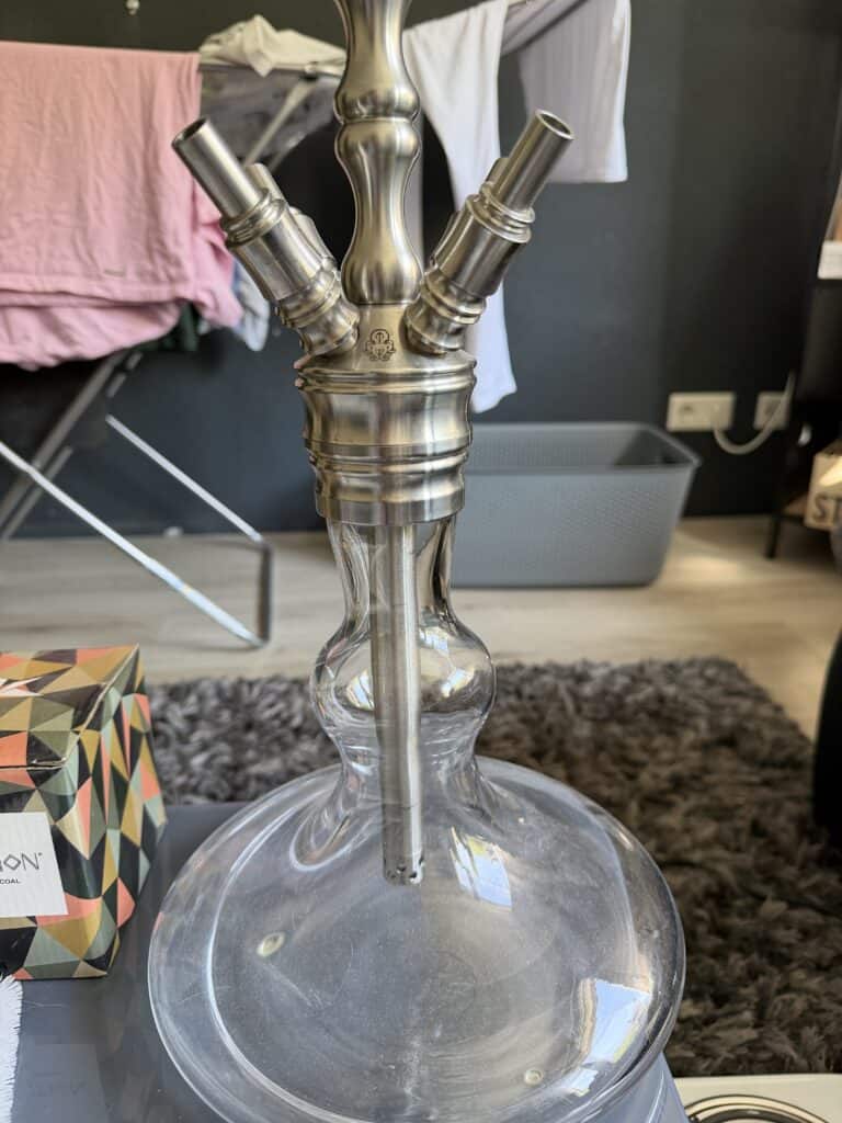 Wasserpfeife mit Metallaufsätzen auf Glasbasis, gebraucht.