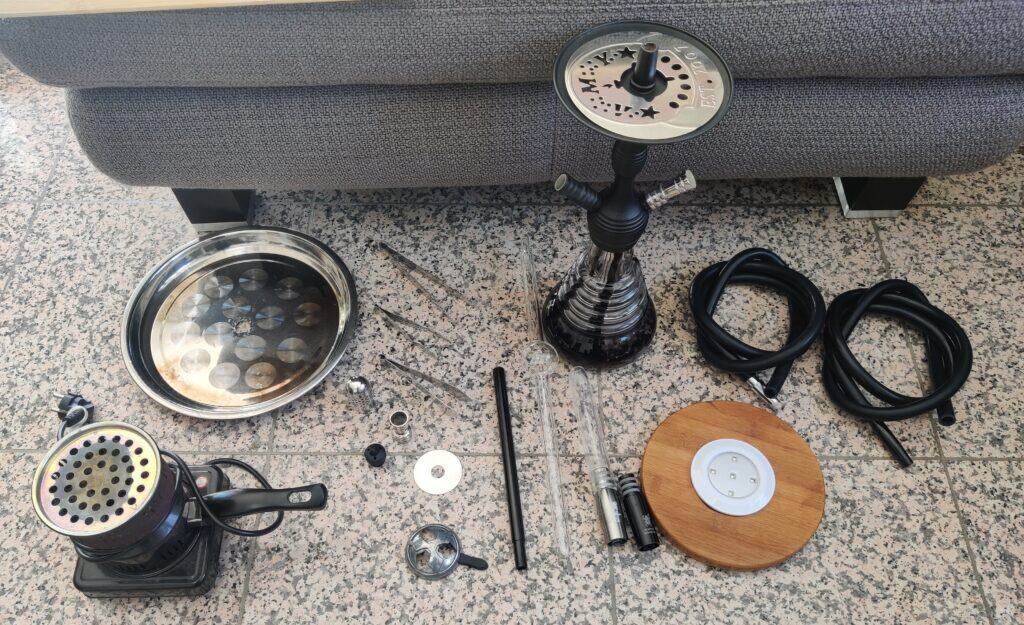 Zubehör für Shisha, inklusive Kohlezange, Schlauch und Dichtung.