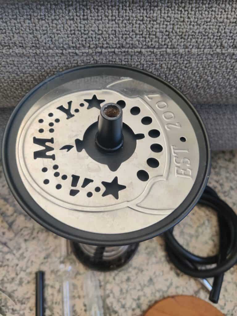 Shisha-Kopf mit dekorativen Sternen und Buchstaben, für Wasserpfeifen geeignet.