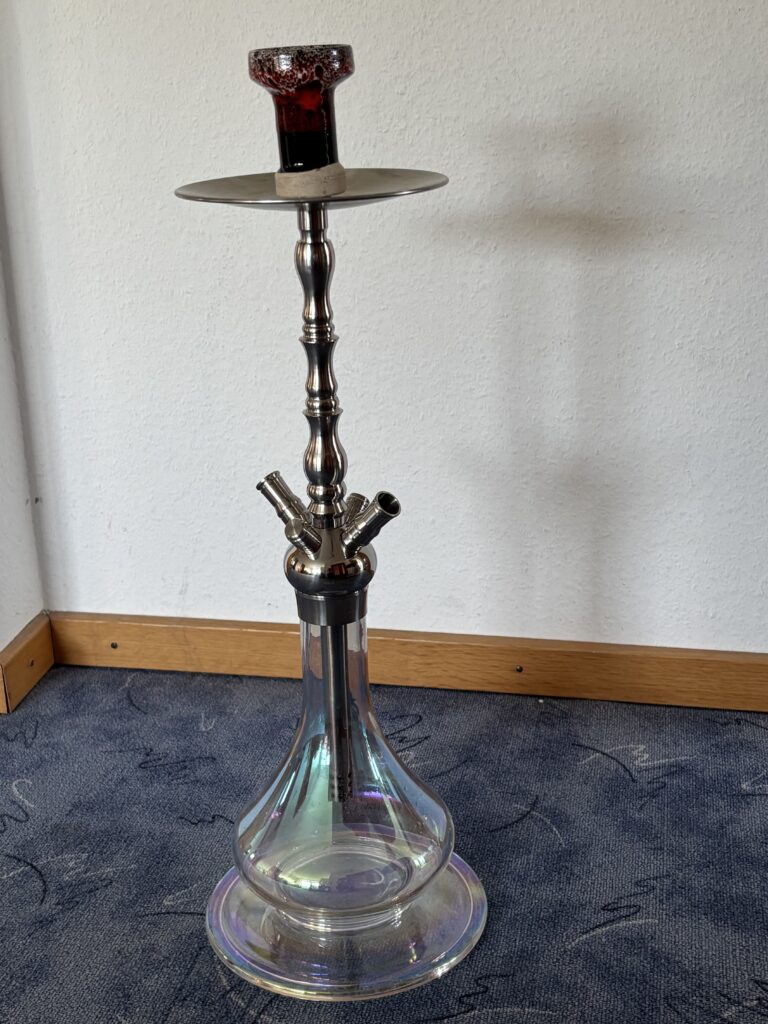 Elegante Wasserpfeife mit Glasbasis und Metallaufsatz.