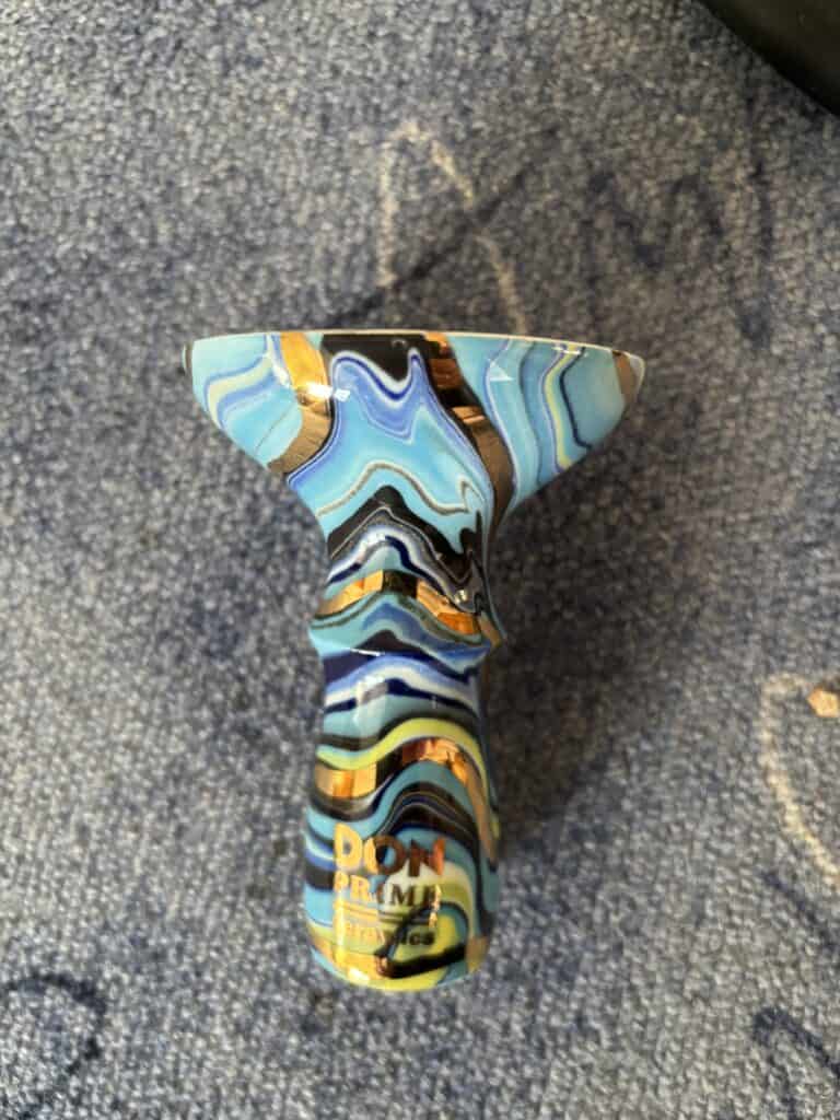 Bunte Glas-Rauchpfeife mit einzigartigem Design, ideal für Shisha-Liebhaber.
