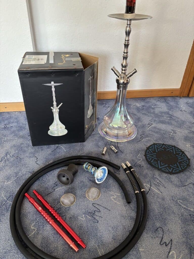 Rauch-Hookah mit silbernem Standfuß, Zubehör und Verpackung, ideal für Shisha-Liebhaber.