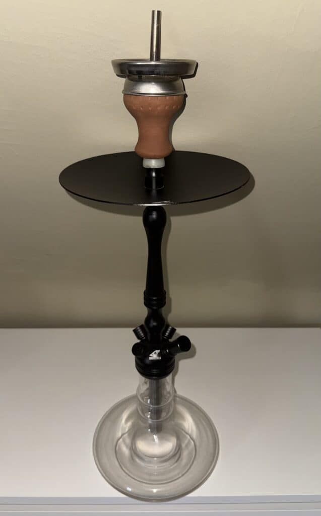 Rauchsäule mit Glasbowl, Holzstück und Metallstange, ideal für Shisha-Genuss.