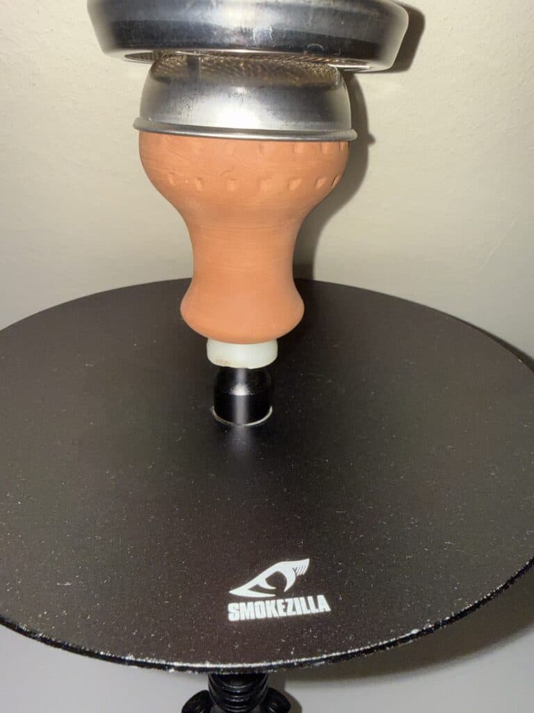 Shisha-Kopf auf einem schwarzen Smokezilla-Base, Nahaufnahme.