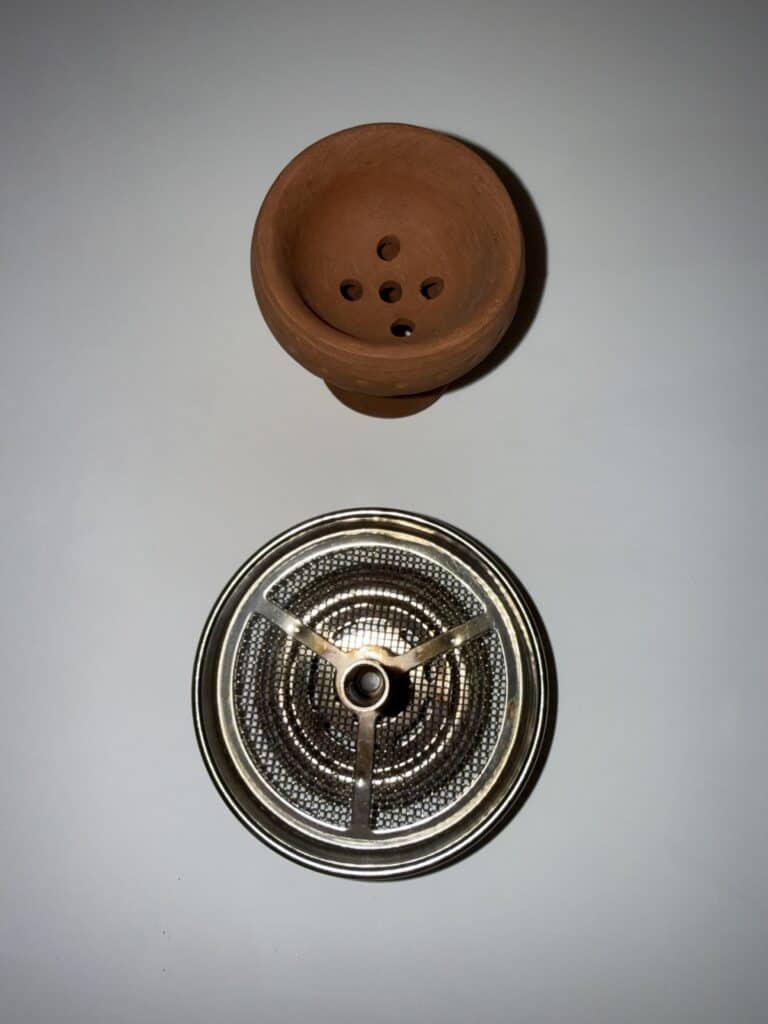 Shisha-Zubehör mit Ton- und Metallteilen, ideal für Wasserpfeifen.