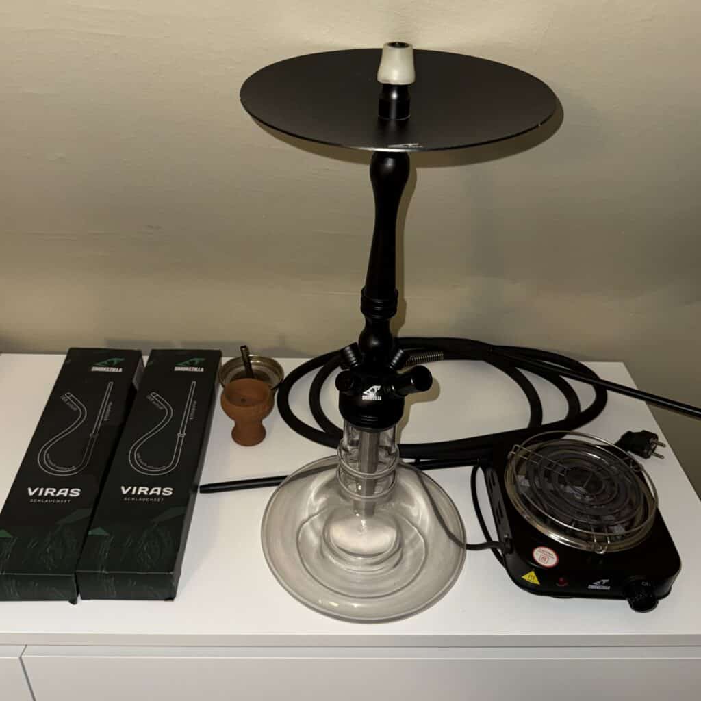 Shisha mit Glasbowl, Heizplatte und Kohlebox, perfekt für Genuss und Entspannung.