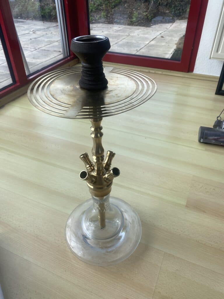 Rauchsäule mit Glasbasis und Metallaufsatz, ideal für Shisha- oder Rauch-Events.