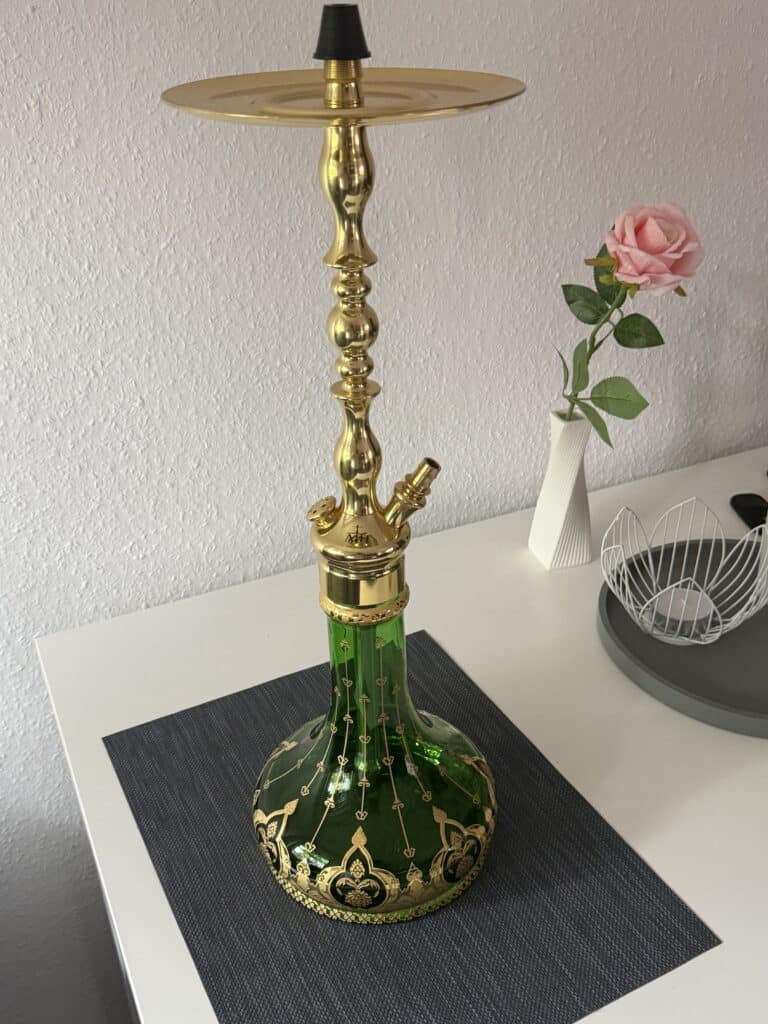 Goldener Wasserpfeifen-Haken mit Glasbasis, dekorativ.