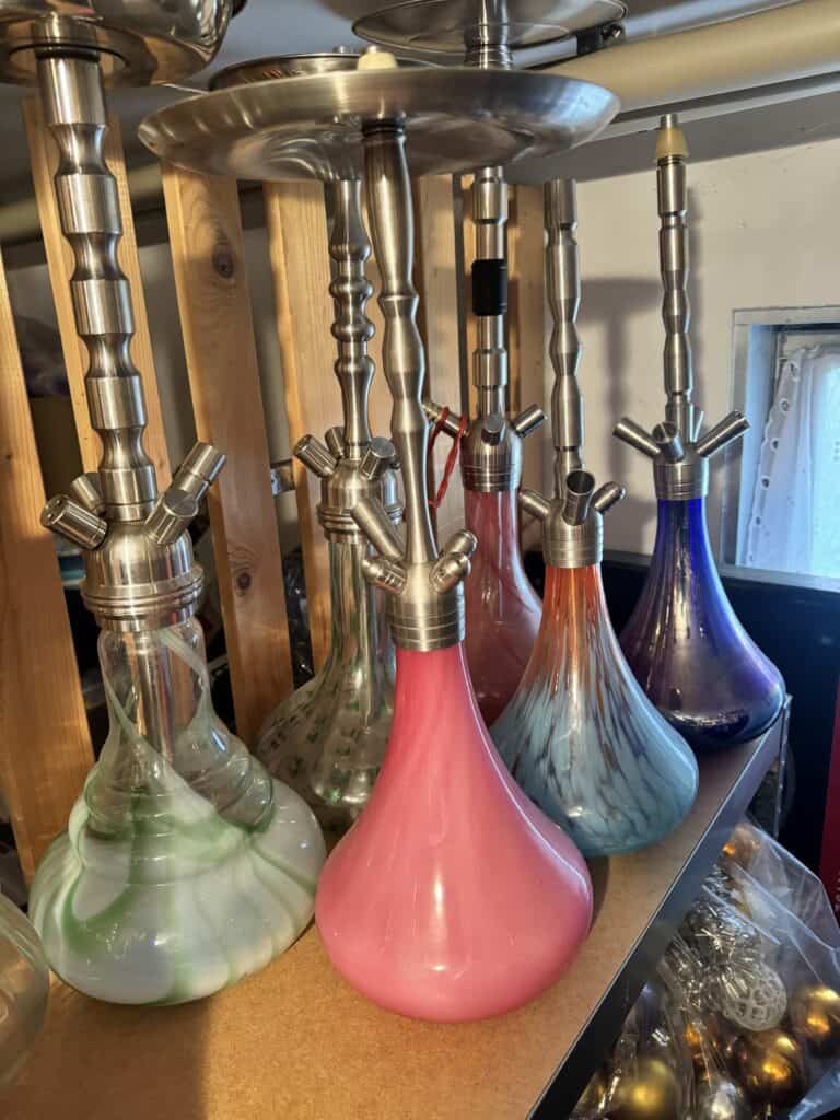 Bunte Shisha mit Glasvasen in verschiedenen Farben und Designs, ideal für den Genuss von Wasserpfeif.
