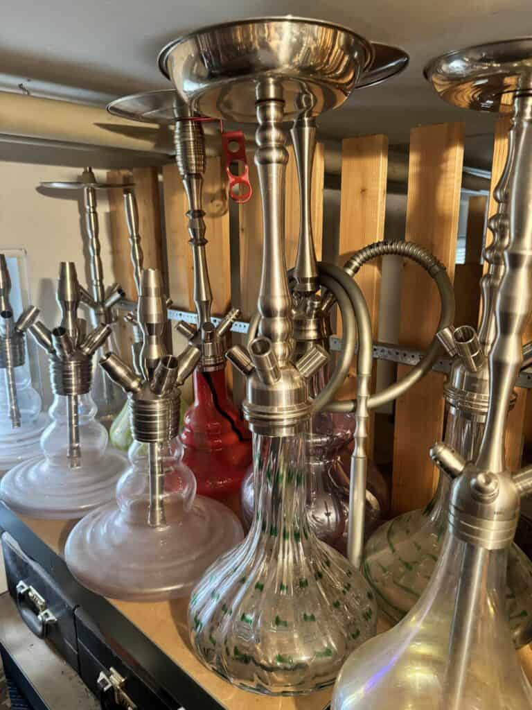 Shisha mit Glasbasis und Metallaufsatz, vielfältige Modelle und Farben erhältlich.