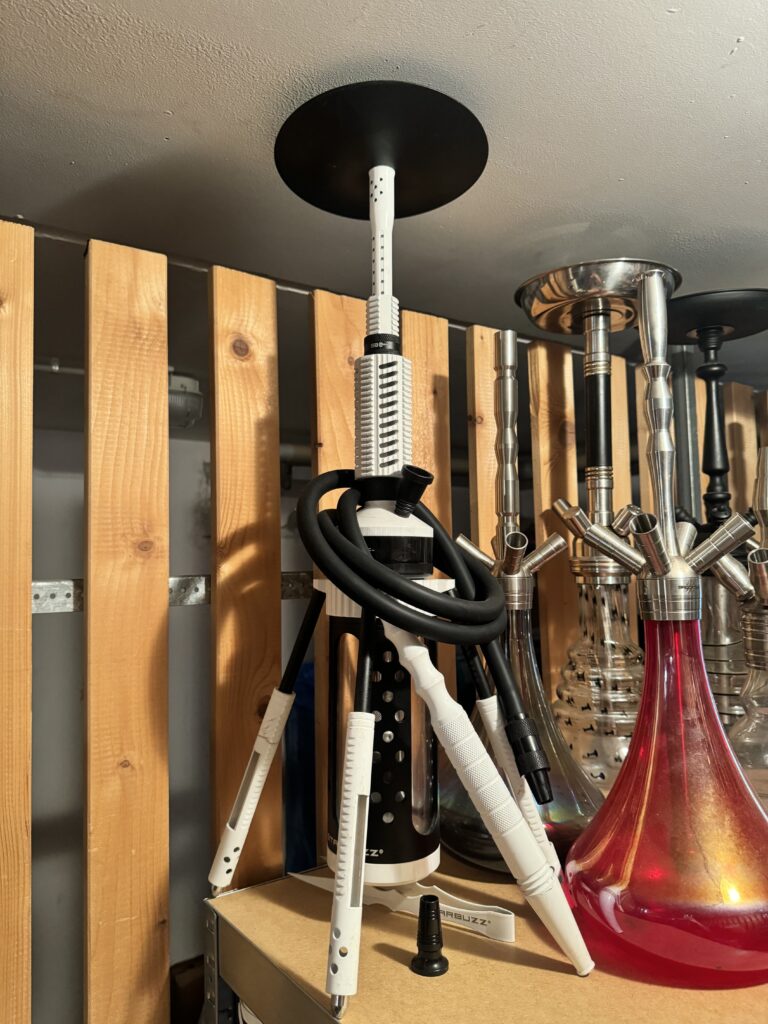 Rauchende Rauchsäule mit Shisha-Accessoires, ideal für Shisha-Liebhaber.