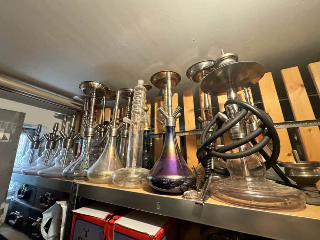Verschiedene Shisha-Kohleteller und -Halter.