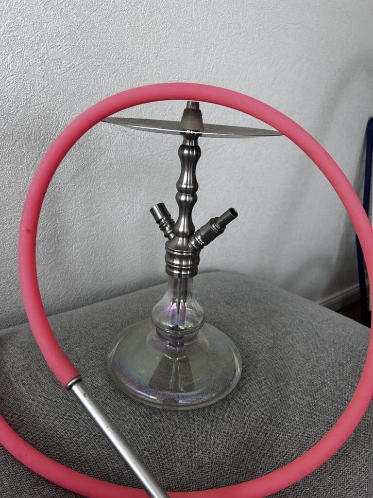 Shisha mit Hula-Hoop-Reifen, auf Tisch stehend.