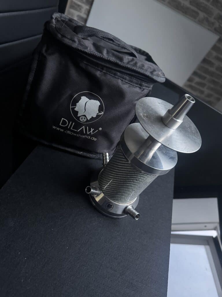 DILAW Shisha Zubereiter mit Tasche auf Tisch.