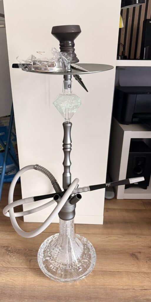 Wasserpfeife mit Glasbasis, Metallstamm und Zubehör, bereit zum Verkauf.