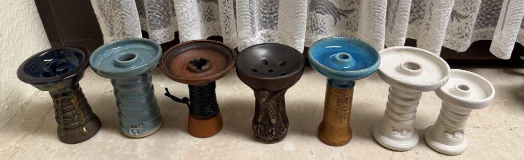 Verschiedene bunte Shisha-Adapter in unterschiedlichen Farben und Designs.