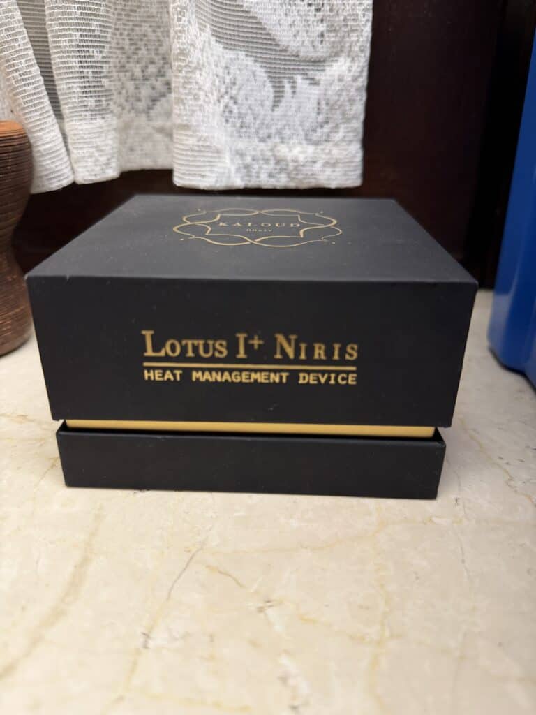 Lotus I+ Niris Heizgerät in schwarzer Verpackung mit goldener Beschriftung.
