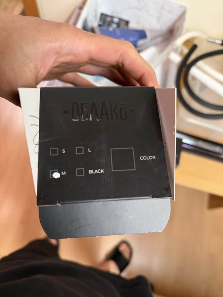 Schwarzes Verpackungsdisplay mit Text und Kontrollkästchen, Nahaufnahme.