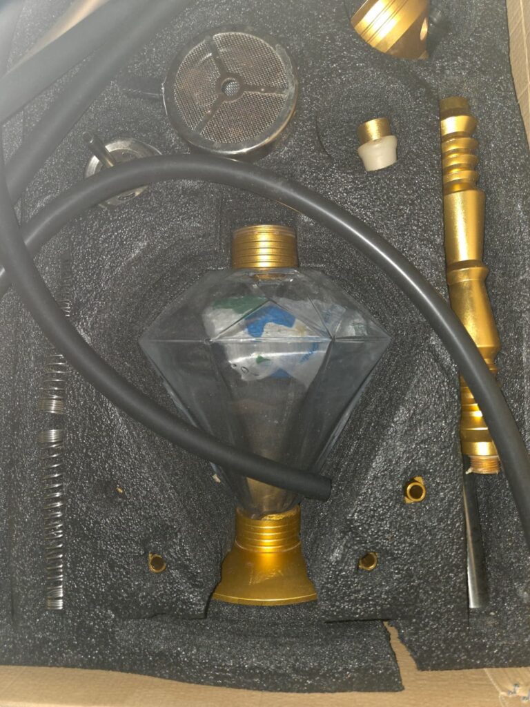 Hochwertige Shisha mit Goldakzenten und Zubehör, ideal für Raucherlebnisse.