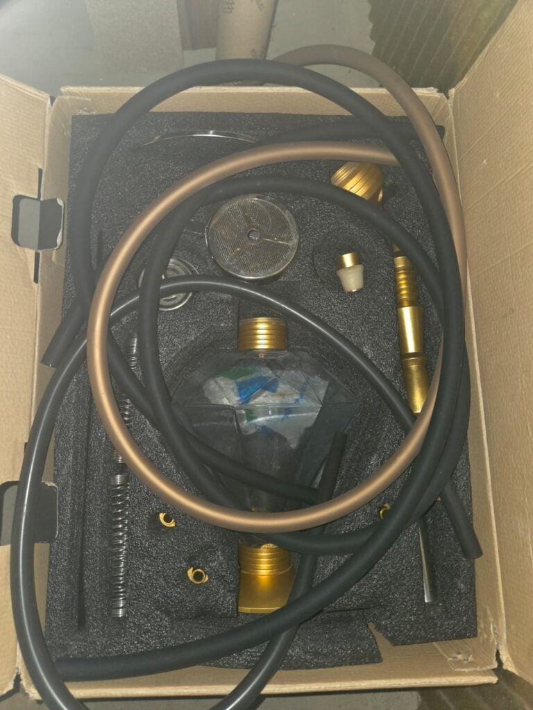 Verschiedene Schläuche und Metallteile für Wasserpfeife in Karton.