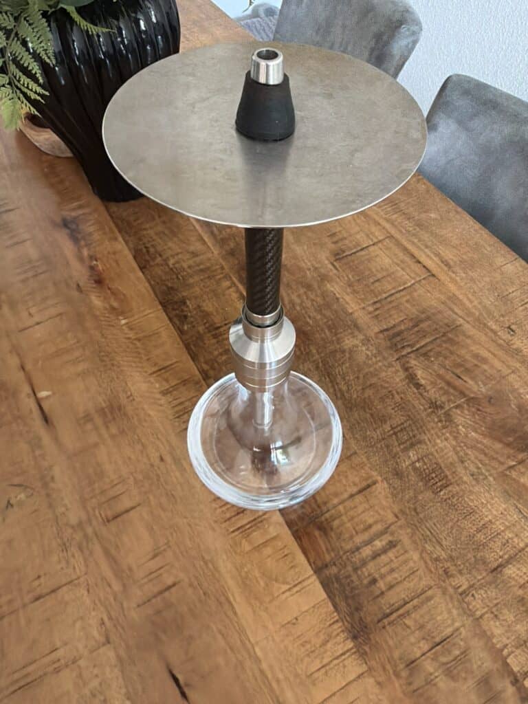 Rauchsäule mit Glasbasis, Metallaufsatz und Zerstäuber für Shisha.