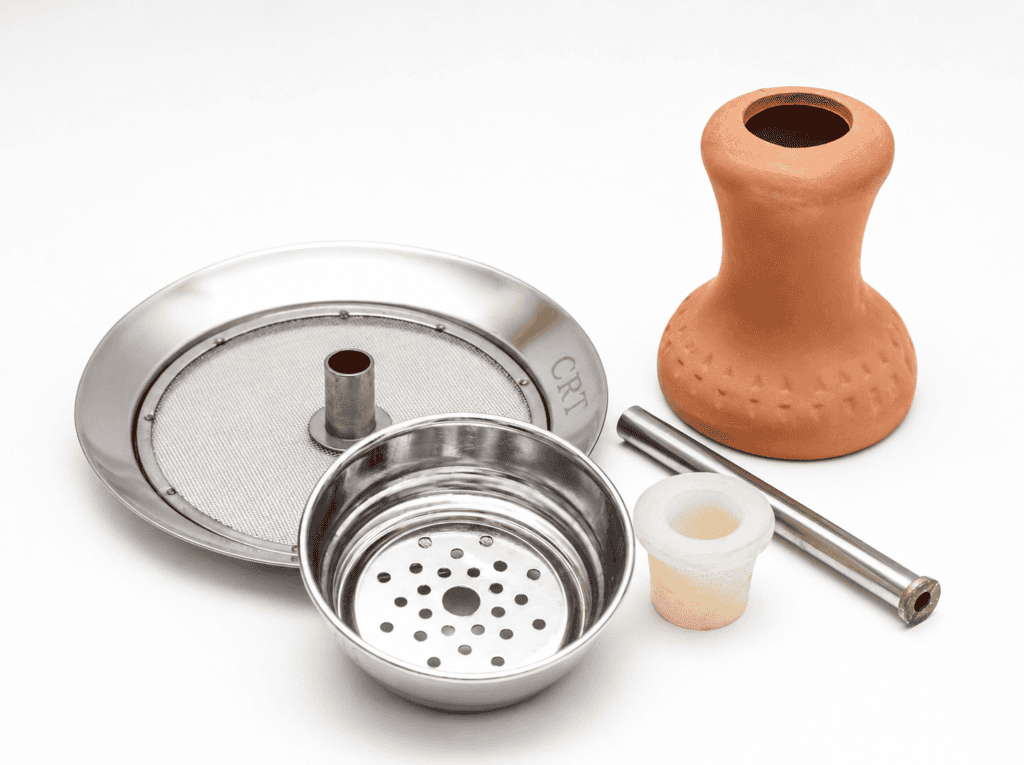 Shisha-Zubehör mit Keramik- und Metallteilen, inklusive Sieb und Stab.
