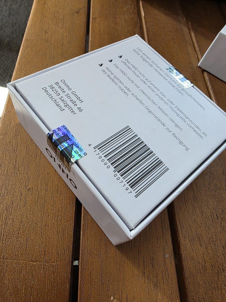 Barcodedose mit Produktinformationen und Adresse auf der Verpackung.