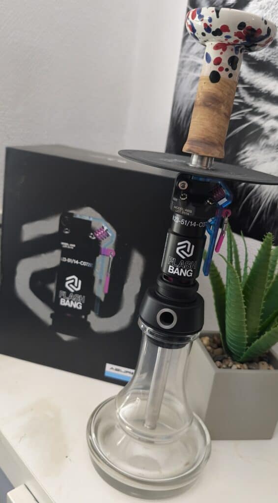 Rauchfackel mit Glasbong, Düse und Zubehör für Shisha-Liebhaber. Perfekt für den Gebrauch und Austau.