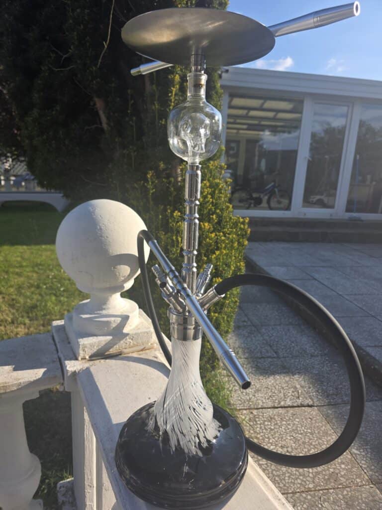Rauch-Hookah aus Glas mit Metallaufsatz, Schlauch und Ablage, ideal für Shisha-Liebhaber.