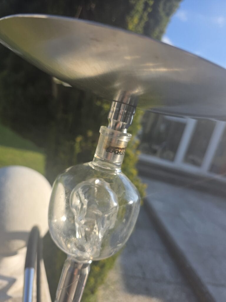 Dekorative Shisha mit Glas-Design, ideal für Raucherlebnisse im Freien.