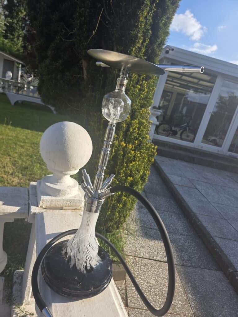 Rauch-Hookah mit Glasball, Metallaufsatz und Schlauch für Shisha-Genuss.