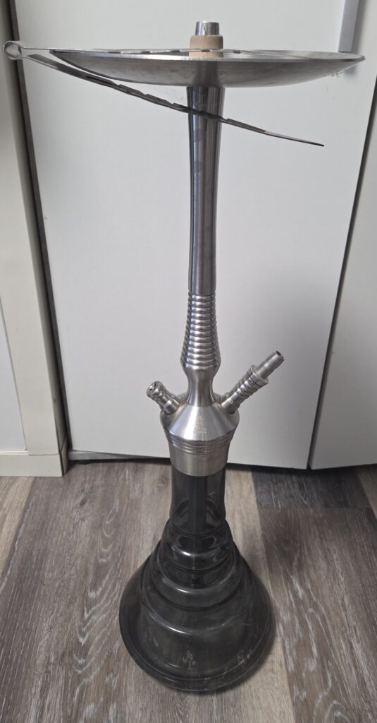 Rauchsäule mit Ablage, Schlauchhalter und Metallrohr, ideal für Shisha-Genuss.