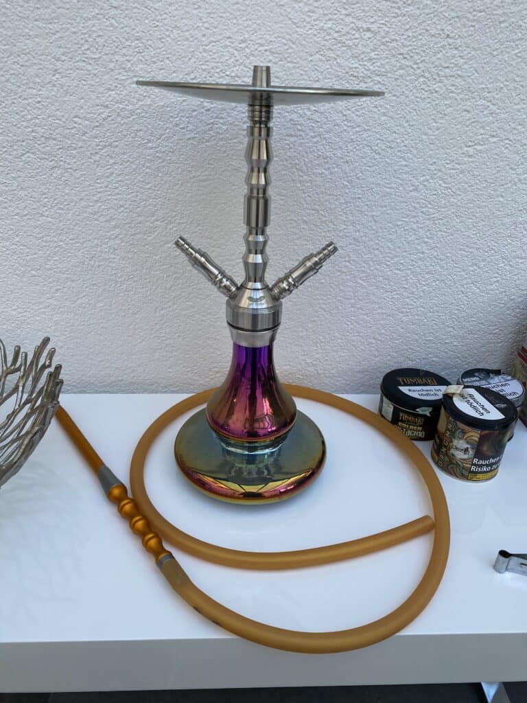 Rauch-Hookah mit Glasbasis, Metall und Silikonschlauch für Shisha-Genuss.