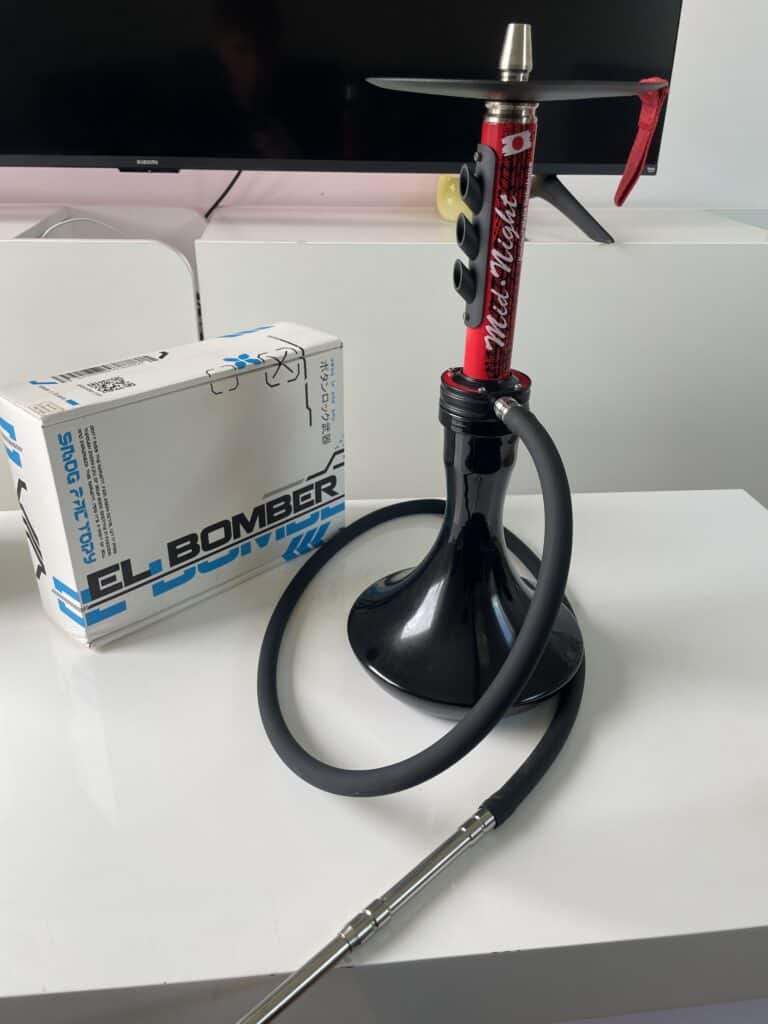 Moderne Shisha mit schwarzem Glas und rotem Metallrohr, inklusive Zubehör.