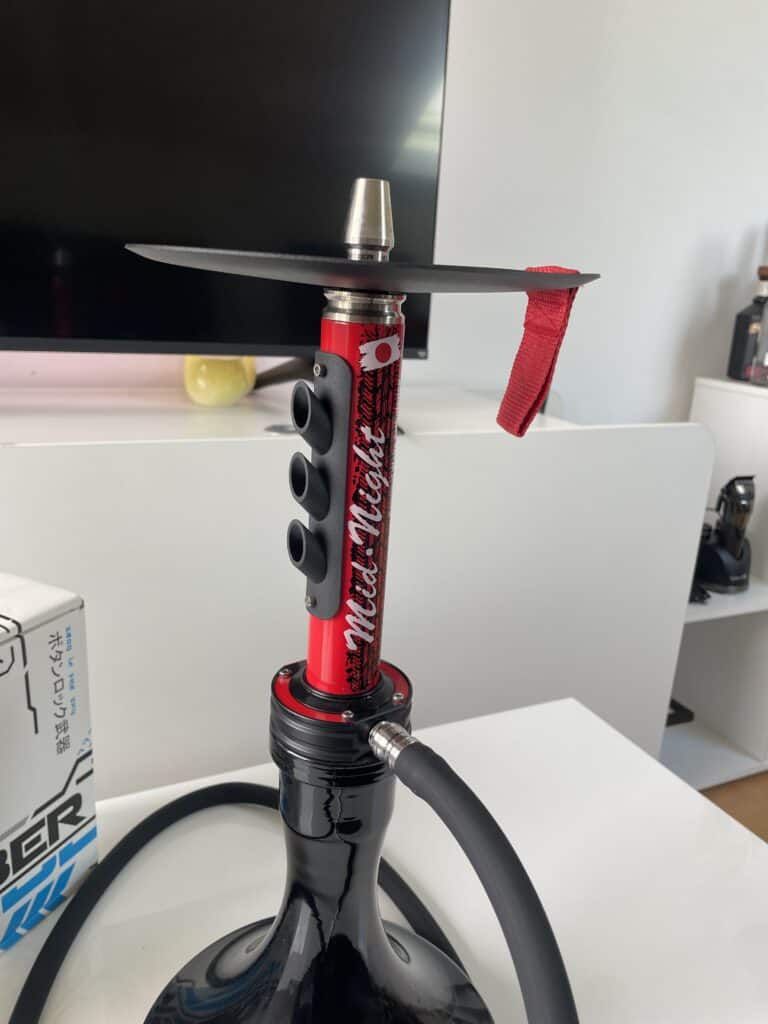 Shisha mit Ablage und Schlauch, ideal für Raucher, gut gepflegt.