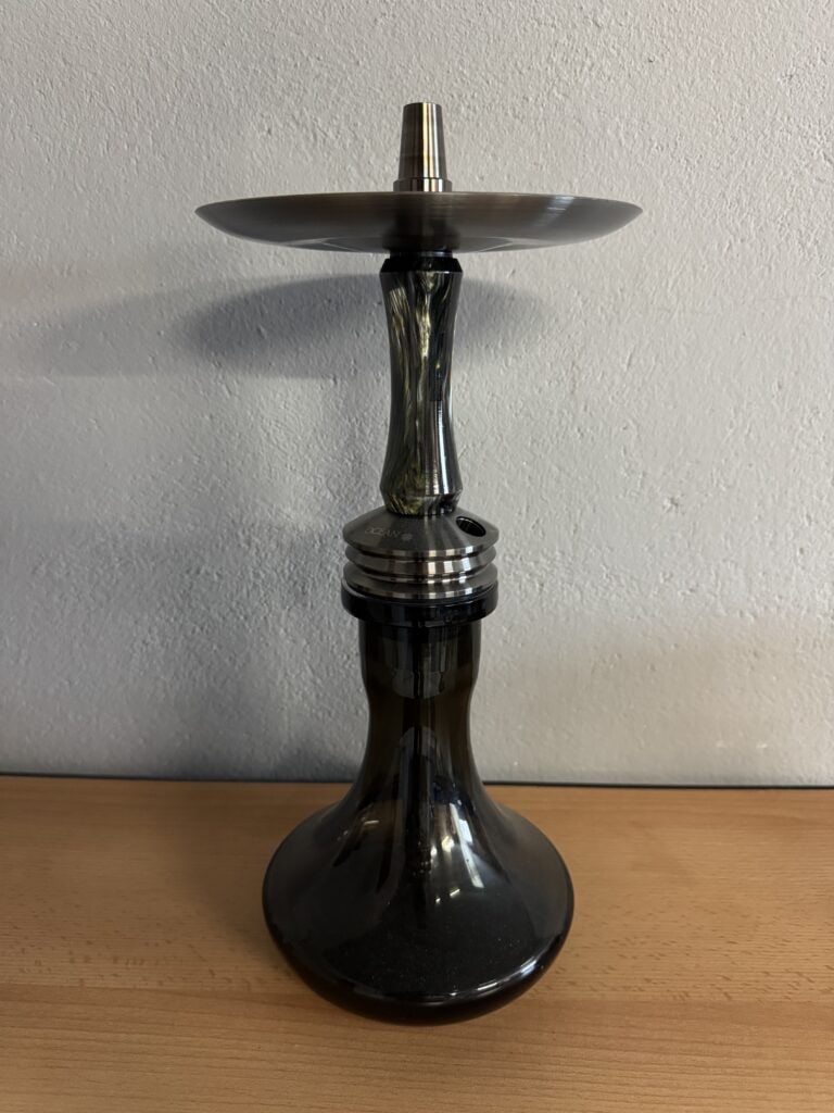 Moderne Shisha mit Metallkopf auf Holztisch, gut gepflegt.