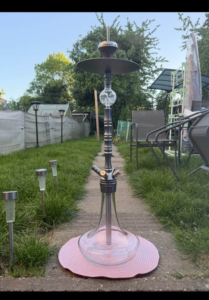 Rauchsäule mit Shisha auf einer Gartenmauer, ideal für entspannte Abende im Freien.