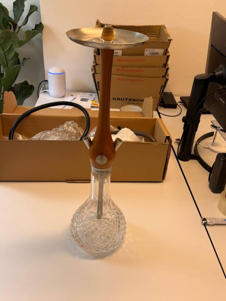 Schöne Shisha mit Holz- und Glasdesign, ideal für Raucher und Sammler. Perfekt für gemütliche Abende.