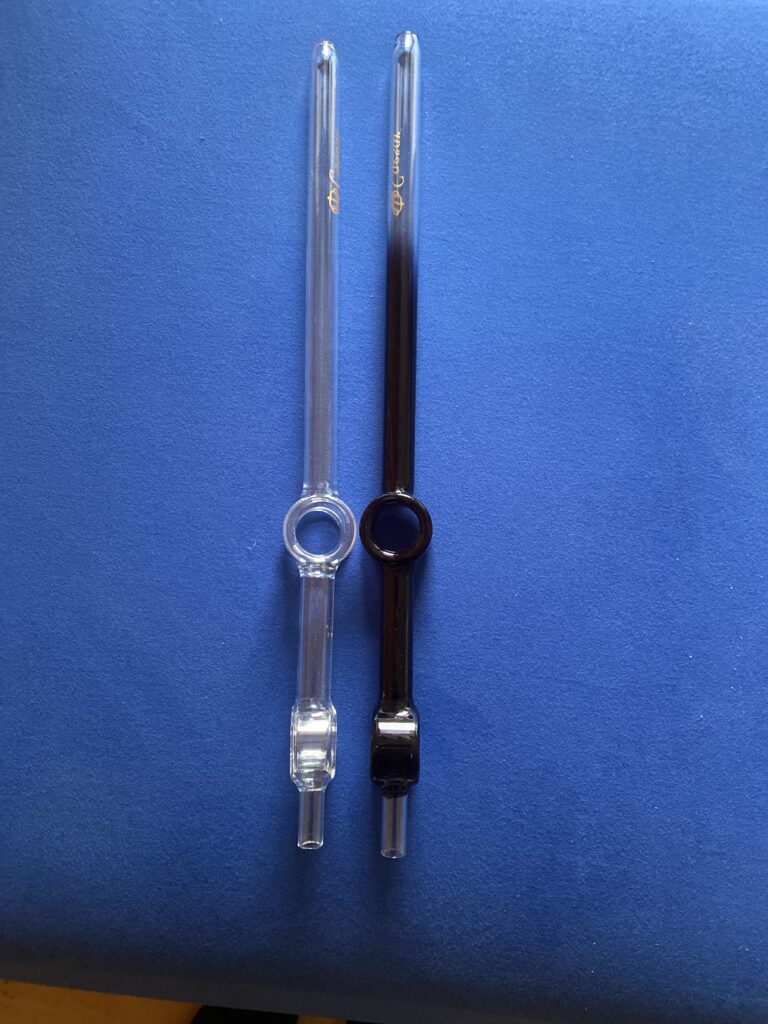 Zwei Glas-Shisha-Rührer in transparent und schwarz, ideal für Wasserpfeifen.