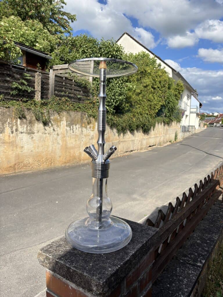 Transparente Glasbowl für Shisha mit Metallhalterung und Glasaufsatz.