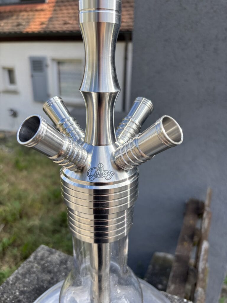Moderne Aluminium Shisha mit mehreren Ausgängen für vielfältiges Raucherlebnis.