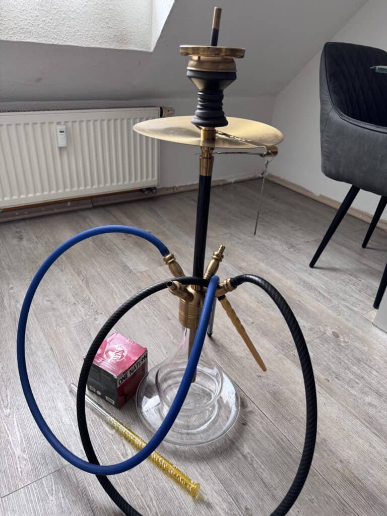 Rauchsäule mit Wasserpfeife, Shisha, Hookah, in gutem Zustand, für Raucherlebnis.