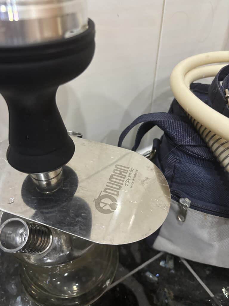 Shisha-Glasbowl mit Metallbasis und Silikonschlauch.