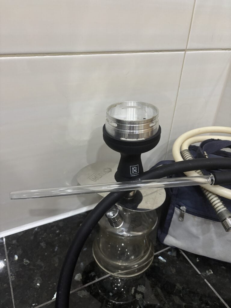 Transparente Glasbowl für Shisha mit schwarzem Anschluss.