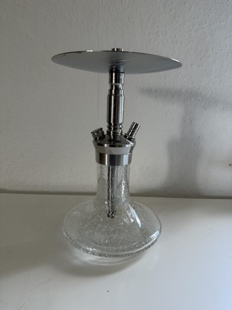 Stilvolle Shisha mit Metall- und Glasbestandteilen auf weißem Hintergrund.